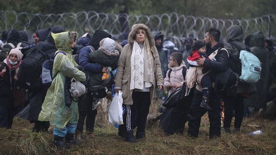 Migrantov na poľsko-bieloruskej hranici nabádajú esemeskami, aby boli trpezliví