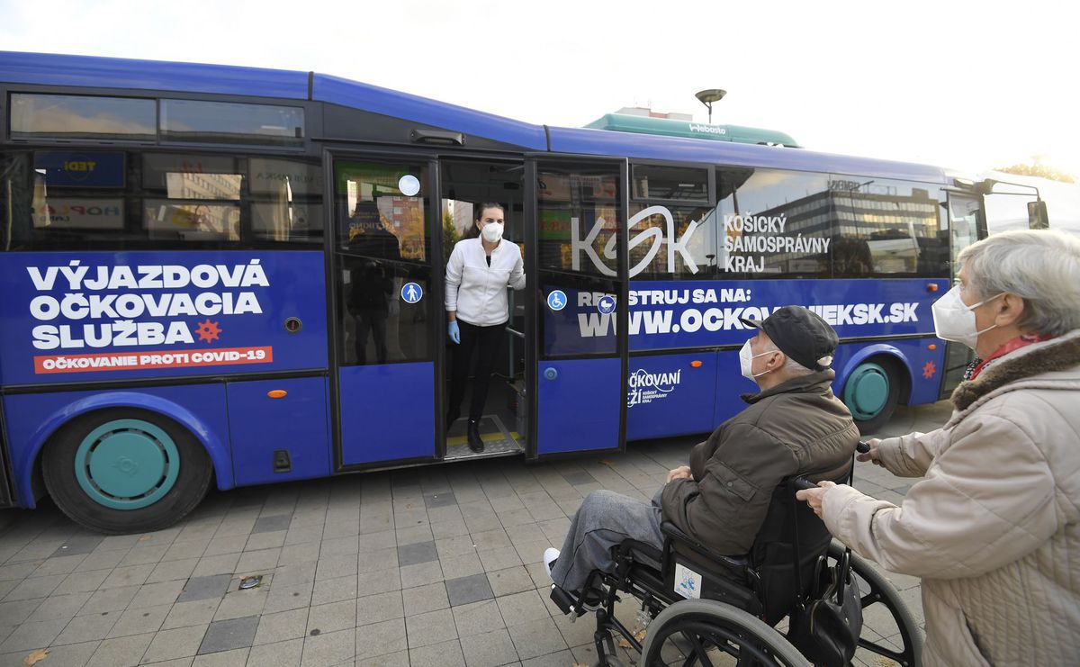 Mobilné očkovanie pred obchodným centrom v...