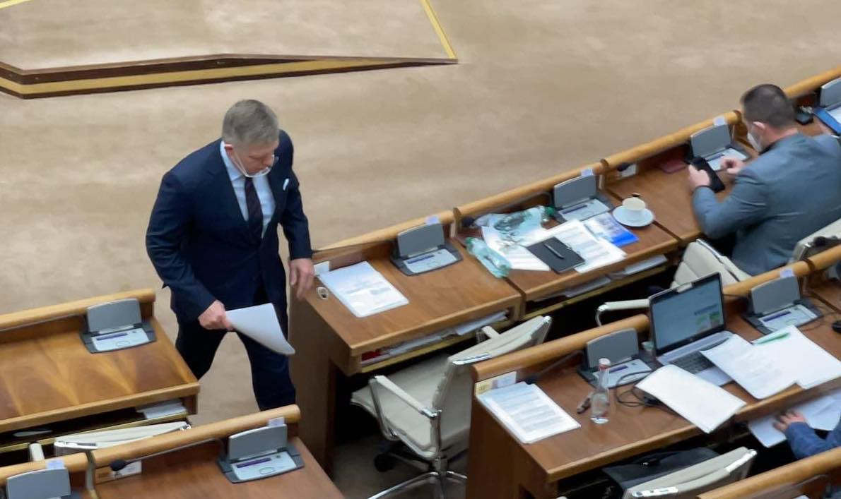 Poslanec Robert Fico v parlamente bez...