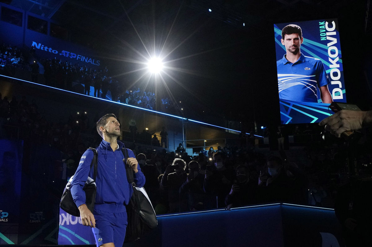 Novak Djokovič nastupuje na zápas proti...