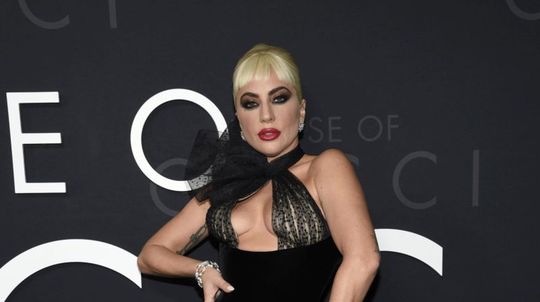 Lady Gaga v šatách Armani Privé  na premiére...