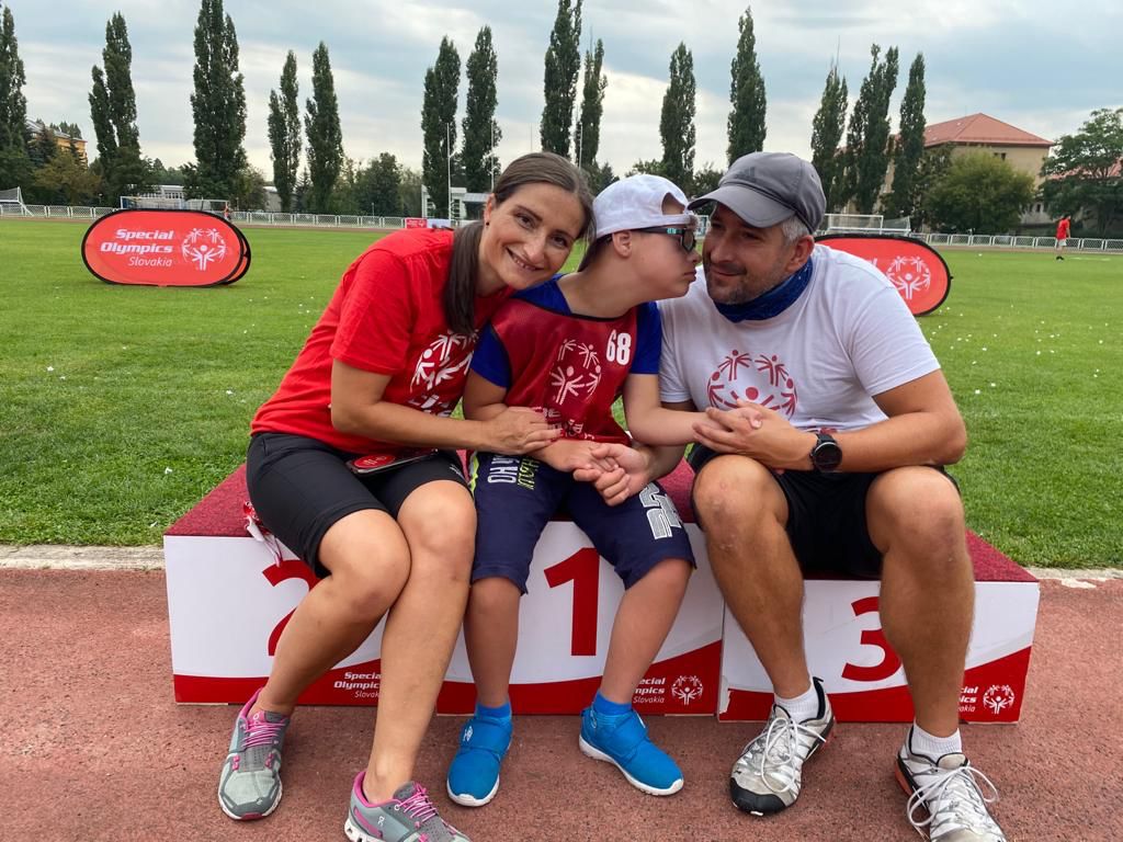 Veronika Sedláčková so synom Filipom a manželom.