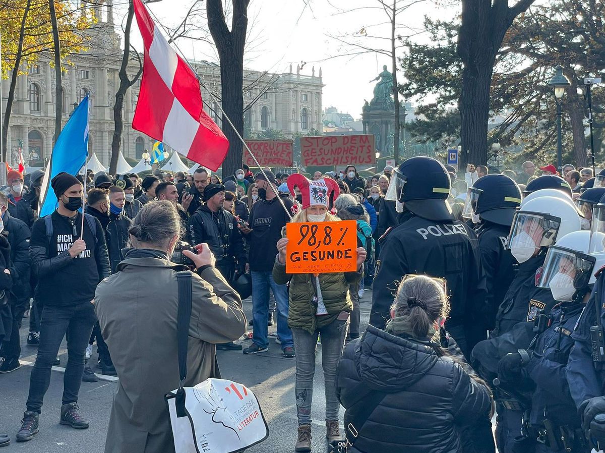 Protest proti lockdownu a protipandemickým...