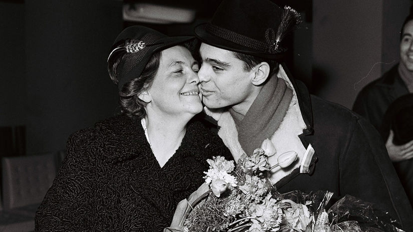 Ondrej Nepela so svojou trénerkou Hildou Múdrou...