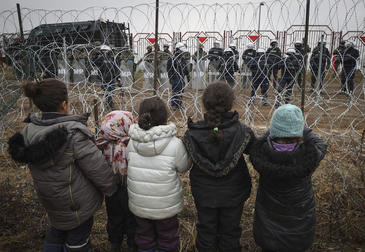 Deti migrantov a poľská pohraničná stráž pri...