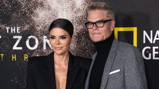 Lisa Rinna a Harry Hamlin na premiére novej...