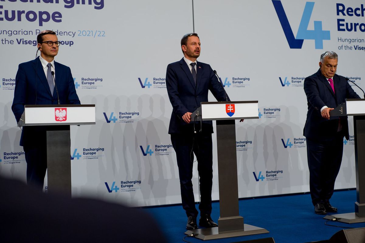 Premiéri Vyšehradskej štvorky (V4) zľava...