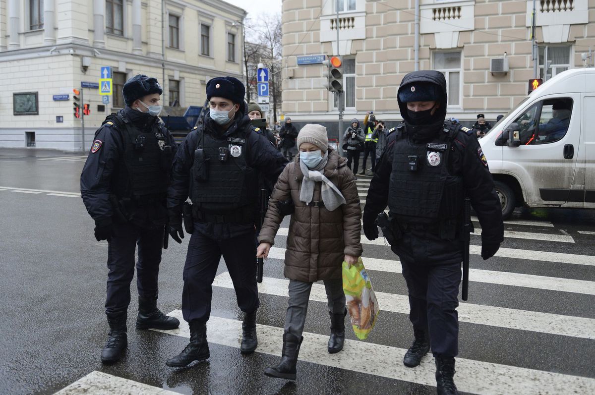 Polícia odvádza zadržanú demonštrantku, ktorá...