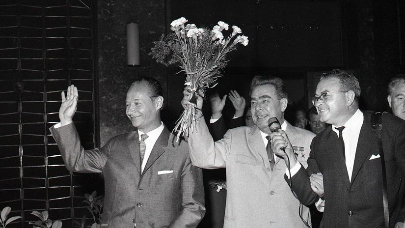 Alexander Dubček, Leonid Brežnev, kytica, 1968