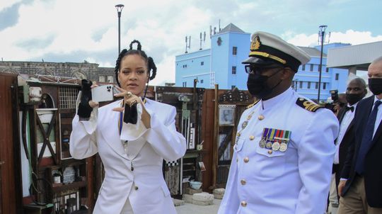 Speváčka Rihanna si fotí záber počas návštevy...