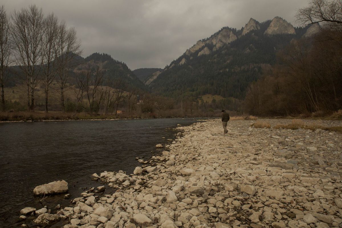 Typické biele kamenisté brehy a štrkové lavice...