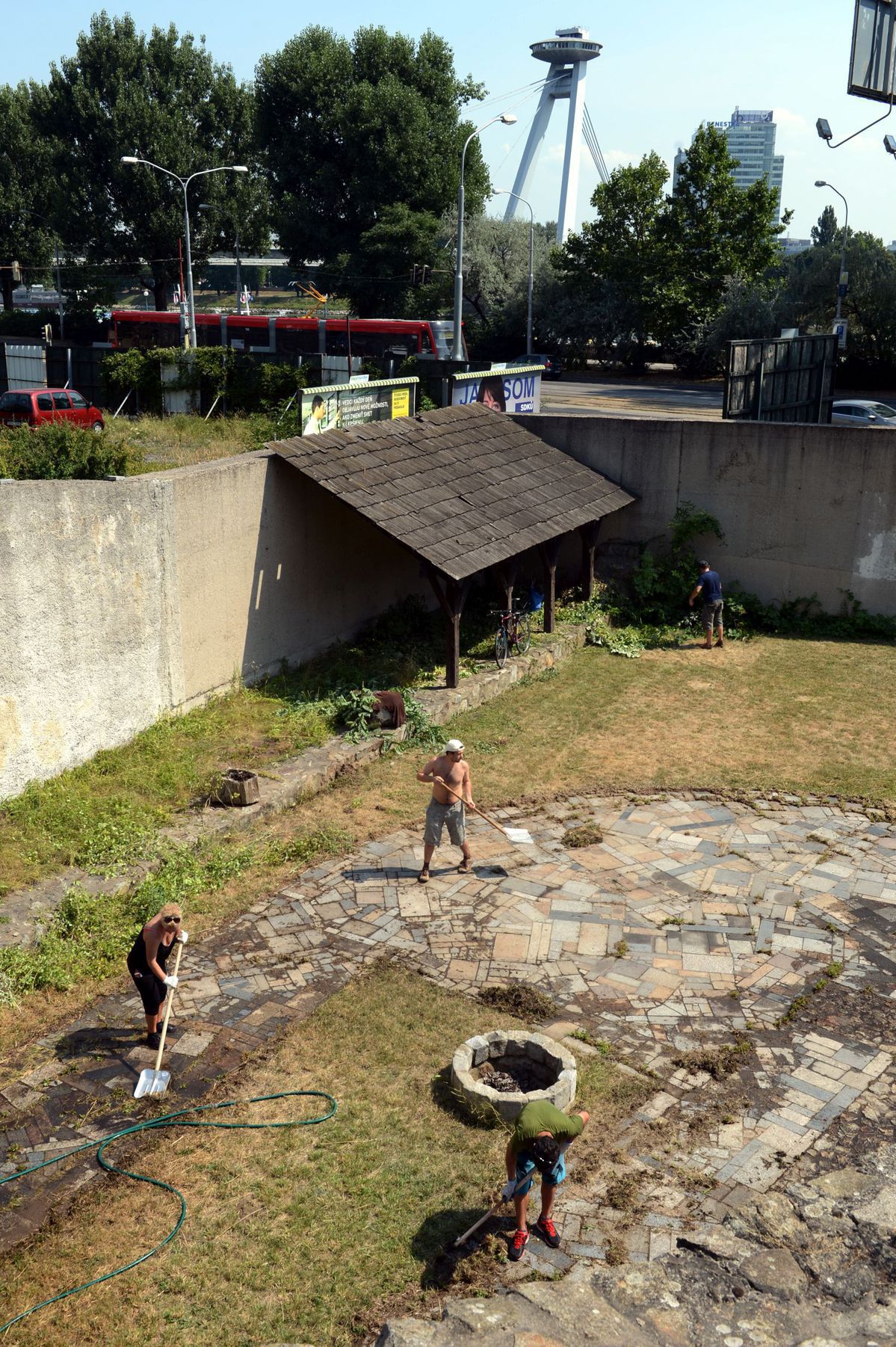 Na archívnej snímke z roku 2015 dobrovoľníci...