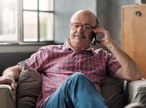 pracujúci penzisti, senior, penzista, telefonovanie