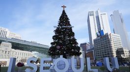 Muž v ochrannom oblečení sprejuje dezinfekciu...