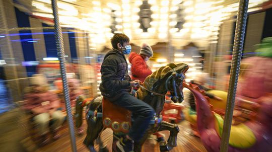 Deti na kolotoči na vianočných trhoch v...