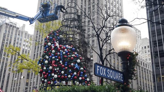 Pred sídlom Fox News v New Yorku horel obrovský vianočný strom