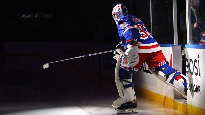 Adam Húska nastupuje na premiéru v NHL.