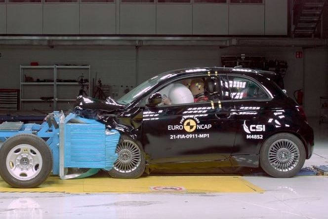 Elektrický Fiat New 500 nastovil  štyrmi...