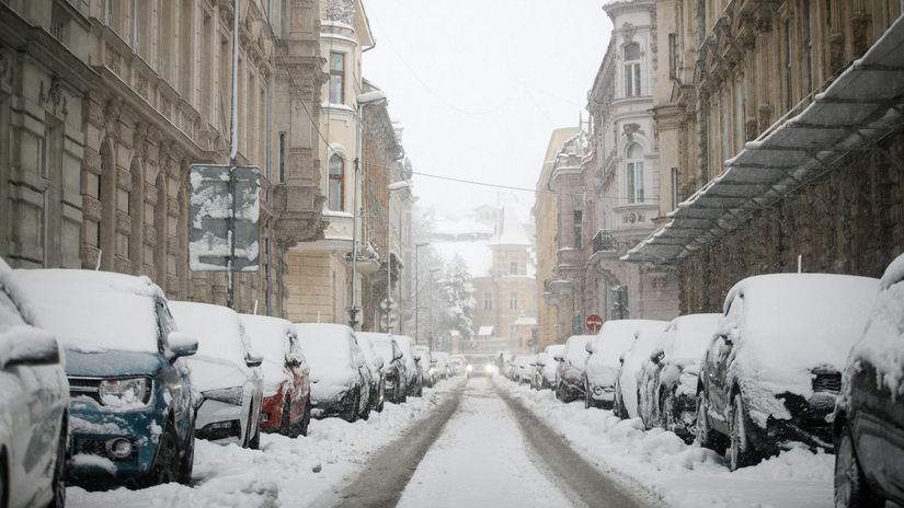 Na Bratislavu sa sypal sneh