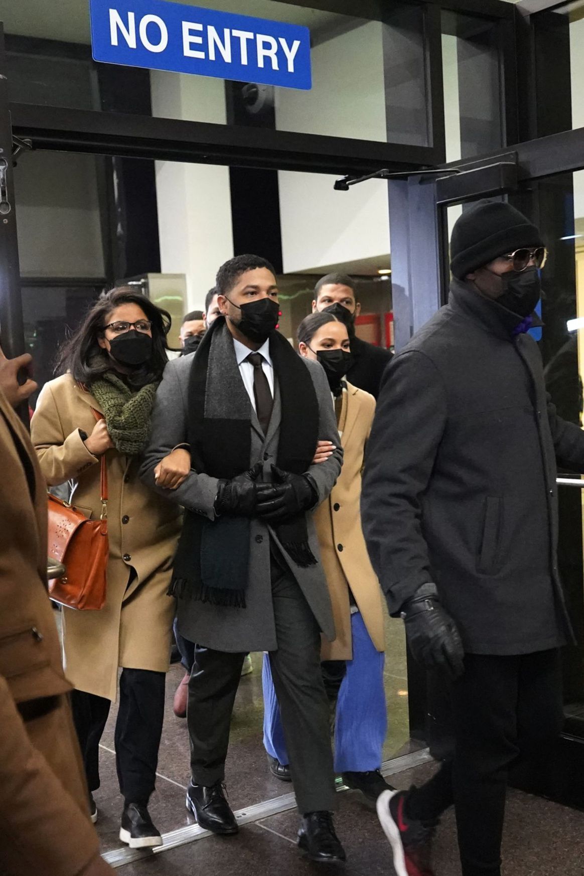 Herec Jussie Smollett (v strede) opúšťa budovu...