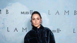 Herečka Noomi Rapace na premietaní filmu Lamb v kreácii Fendi. 