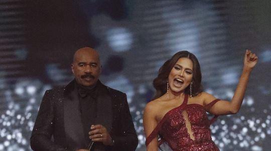 The moderator of the evening was Steve Harvey, in the picture ...