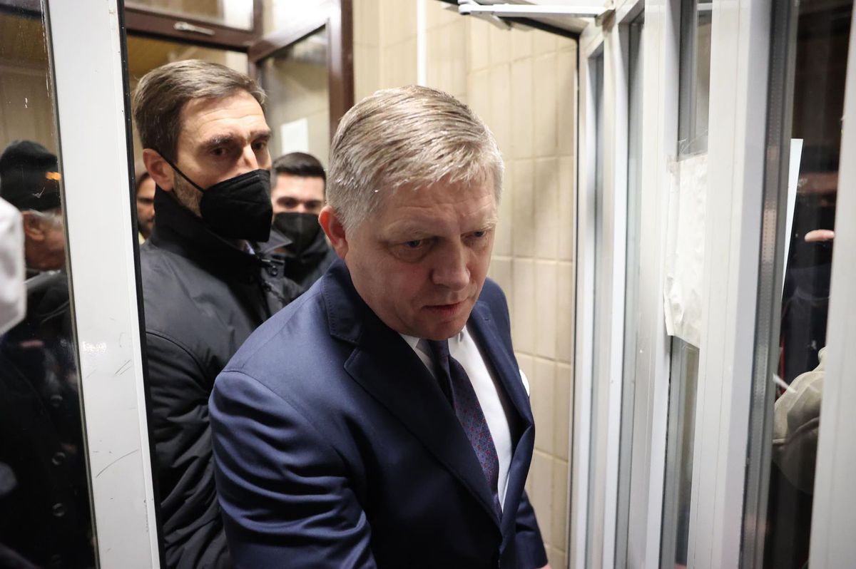 Robert Fico opúšťa policajné oddelenie po jeho...