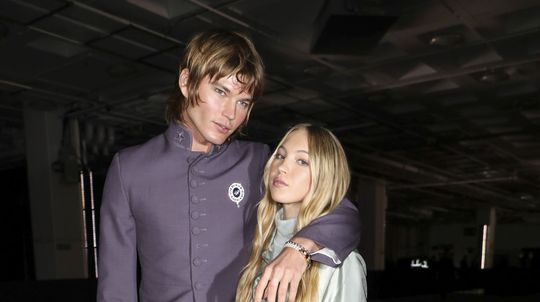 Model Jordan Barrett a modelka Lila Grace Moss...