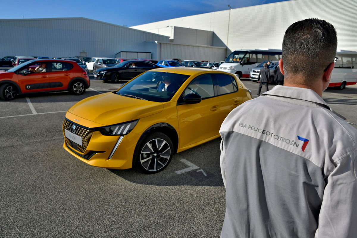 Na elektrický Peugeot 208 boli v Trnave hrdí....