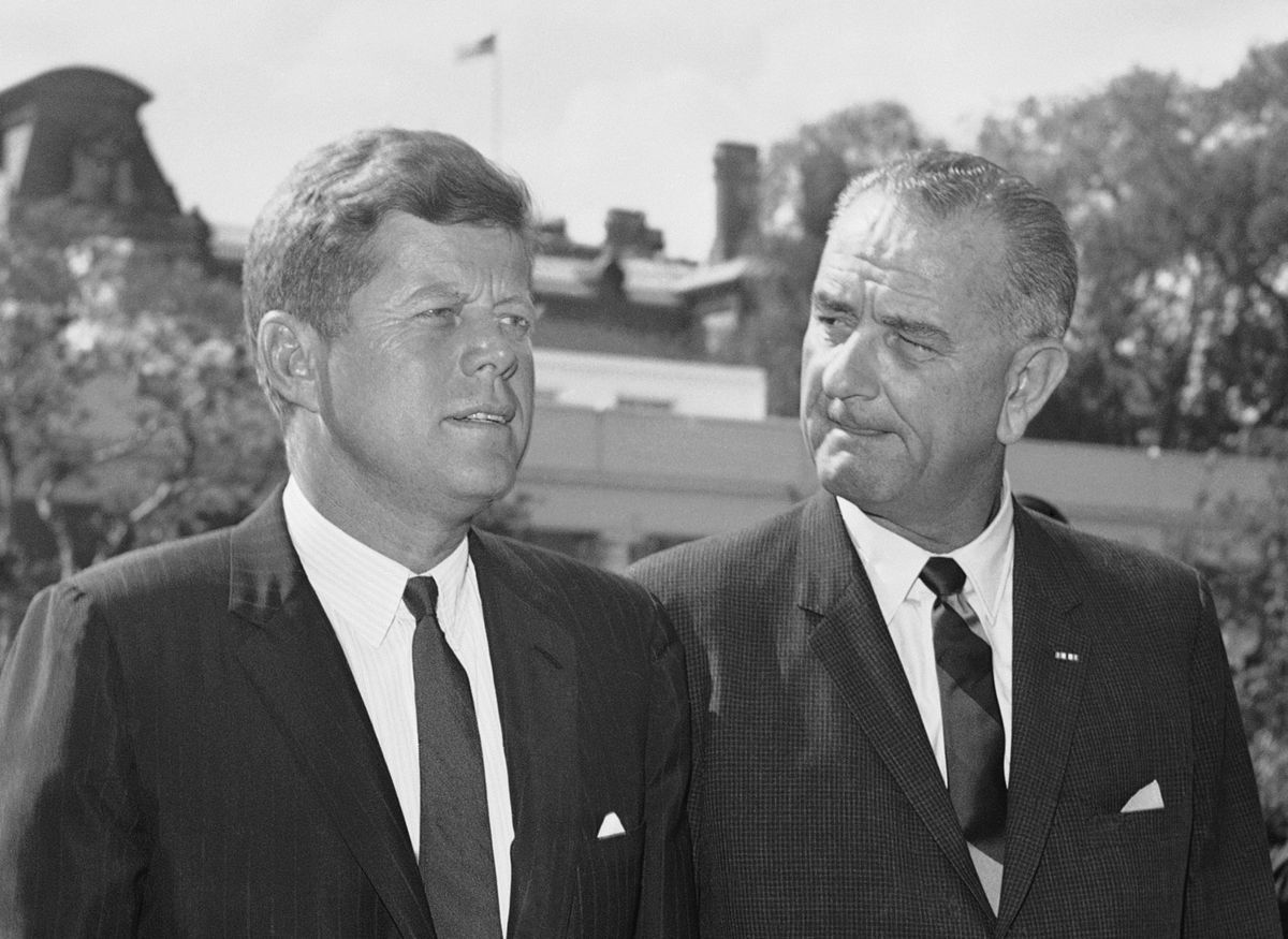 John F. Kennedy s viceprezidentom Lyndonom B....