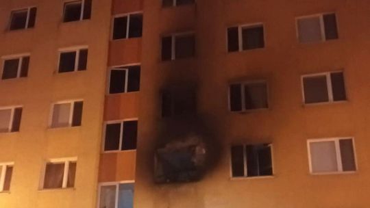 Nočný požiar v Petržalke zničil niekoľko bytov, ošetrili 16 ľudí