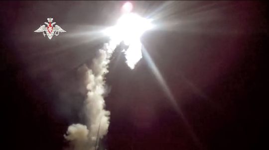 Rusi úspešne otestovali salvu hypersonických rakiet Zirkón