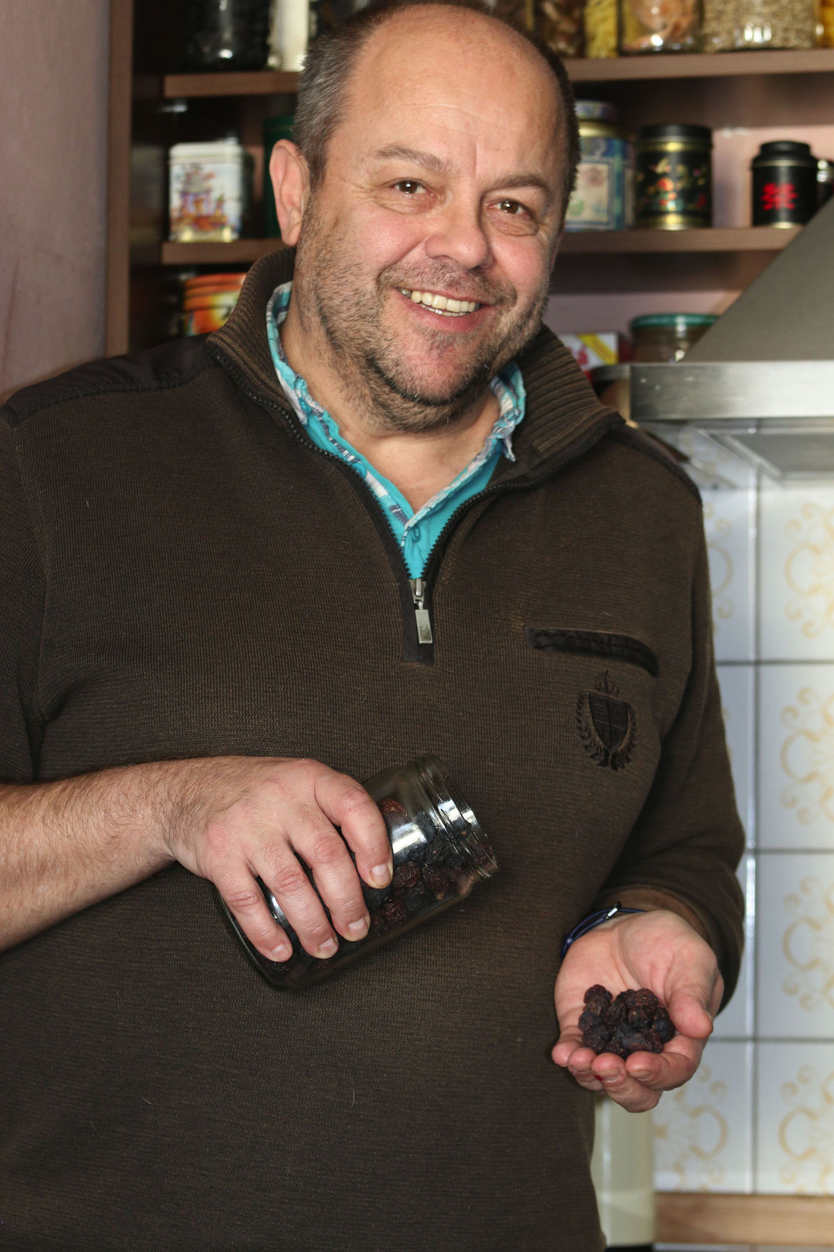 Ladislav Raček so sušenými štôlskymi slivkami.
