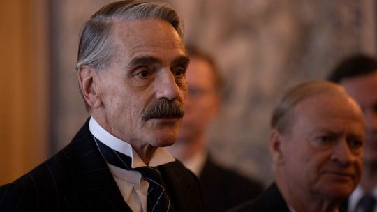 Jeremy Irons ako Nevill Chamberlain vo filme...