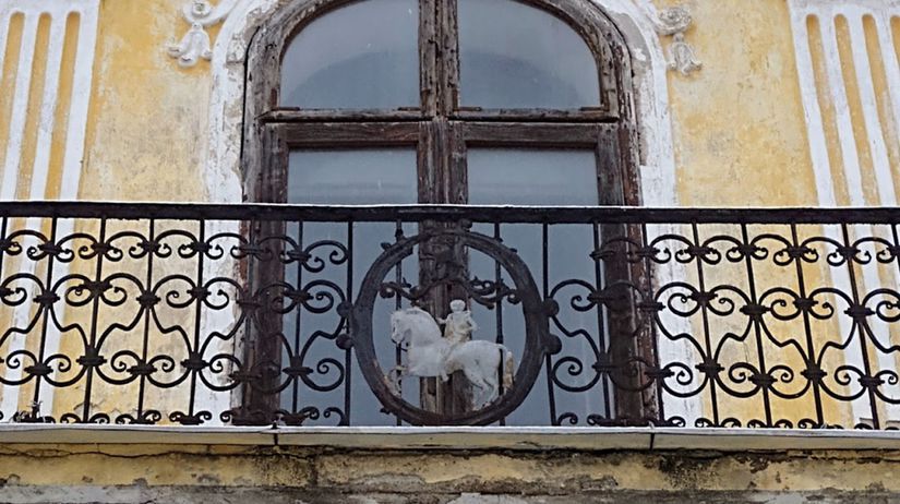 Na snímke časť balkóna historickej budovy v...