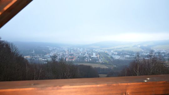 Nad Svidníkom je nová vyhliadka s útulňou.