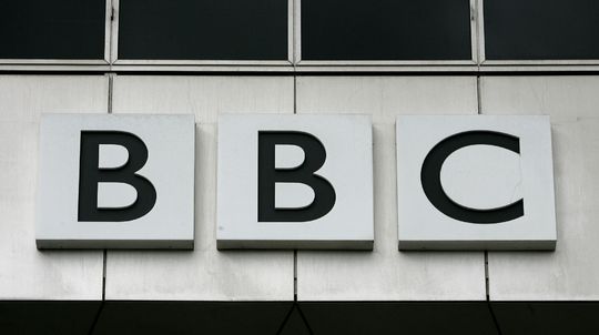 Novinár ruskej redakcie BBC odišiel do exilu, mali ho sledovať