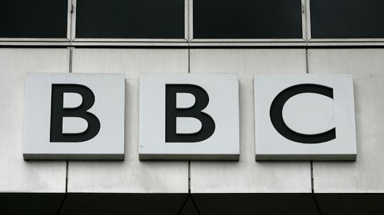 Trump pohrozil BBC za zostrihanie prejavu právnymi krokmi, šéf Rady BBC sa ospravedlnil