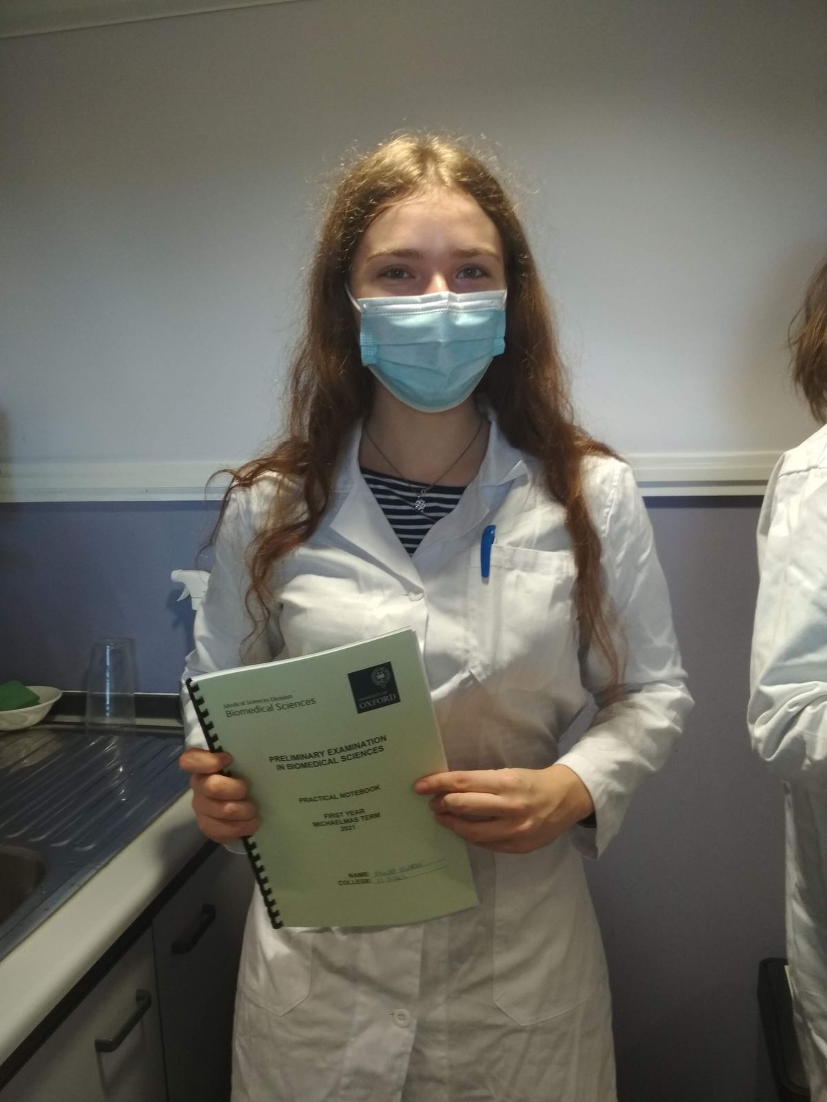 Mladá študentka v biomedicínskom laboratóriu....