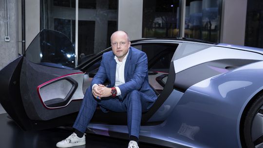 Šéfdizajnér Branislav Maukš vedľa automobilu na...