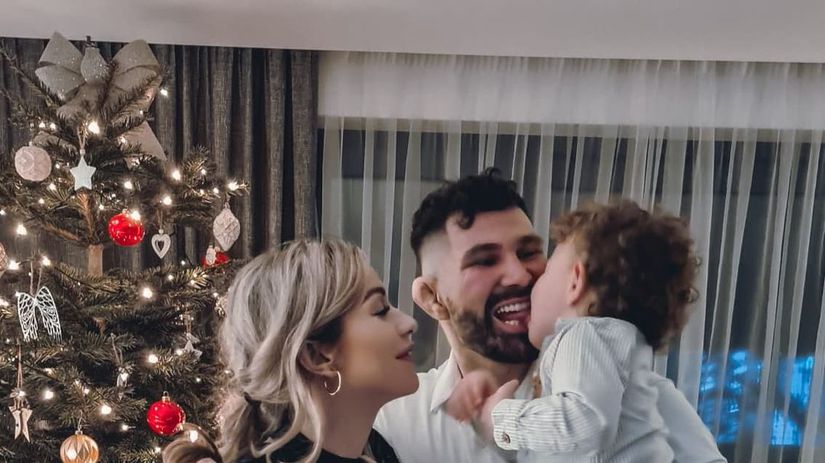 Zápasník MMA Attila Végh s rodinou.