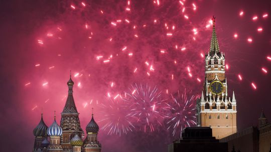 Novoročné sviatky v tieni vojny. Ruské regióny rušia oslavy
