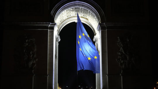 Le Penová uspela. Po kritike sňali z Víťazného oblúku vlajku EÚ