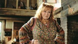 Julie Walters ako Mrs. Weasley