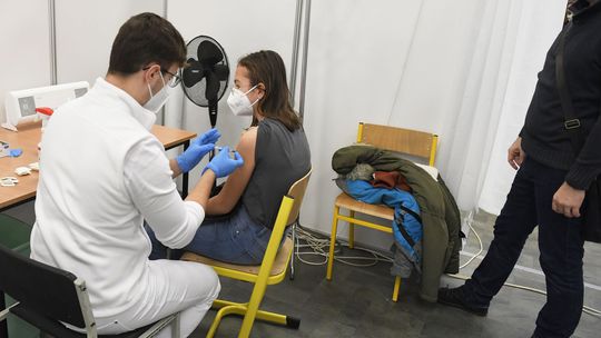 EMA schválila očkovanie detí od 12 rokov treťou dávkou vakcíny Pfizer/BioNTech