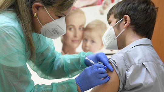 Pfizer tvrdí, že tri dávky vakcíny poskytujú deťom do päť rokov silnú ochranu