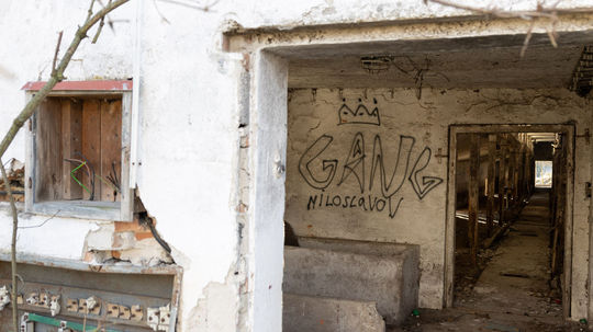 Brutalita v Miloslavove: Dievča opili, napadli a vyzliekli, všetko si točili na mobil. Proces v prípade pokračuje čítaním listín