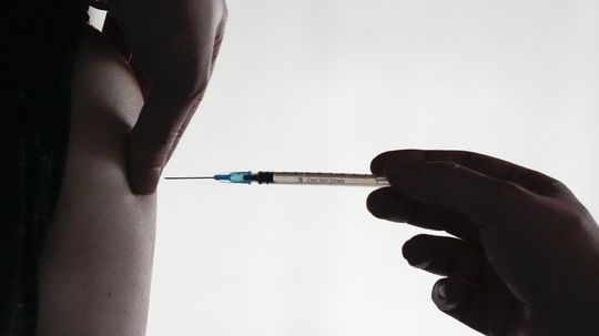 Rakúsko schválilo povinné očkovanie. Premiér: Vakcína je šanca na trvalú slobodu