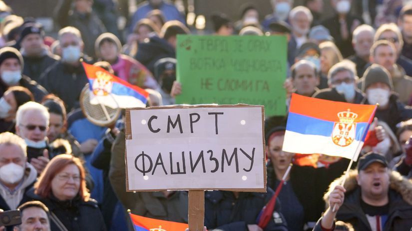 Transparent s nápisom Smrť fašizmu v Belehrade,...