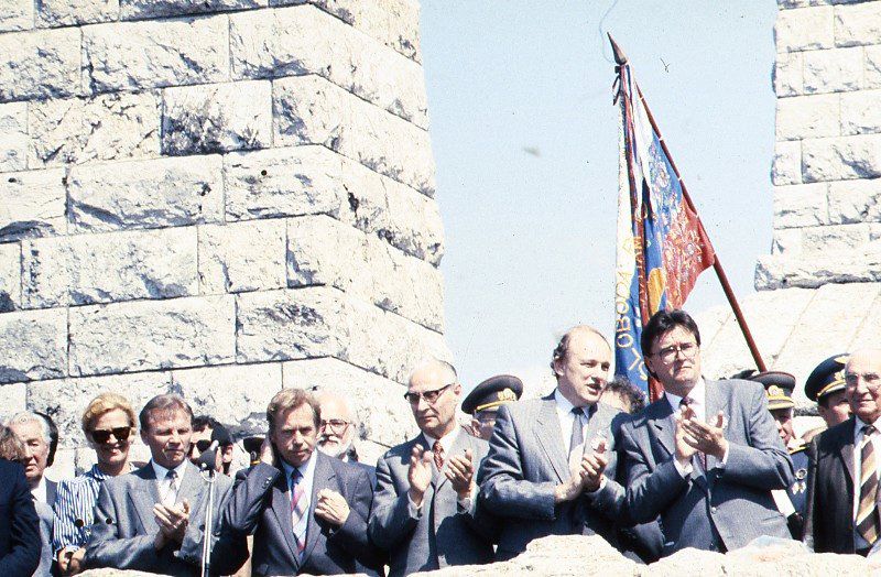 Havel, Dubček, Schuster, Čalfa, Bradlo 1990